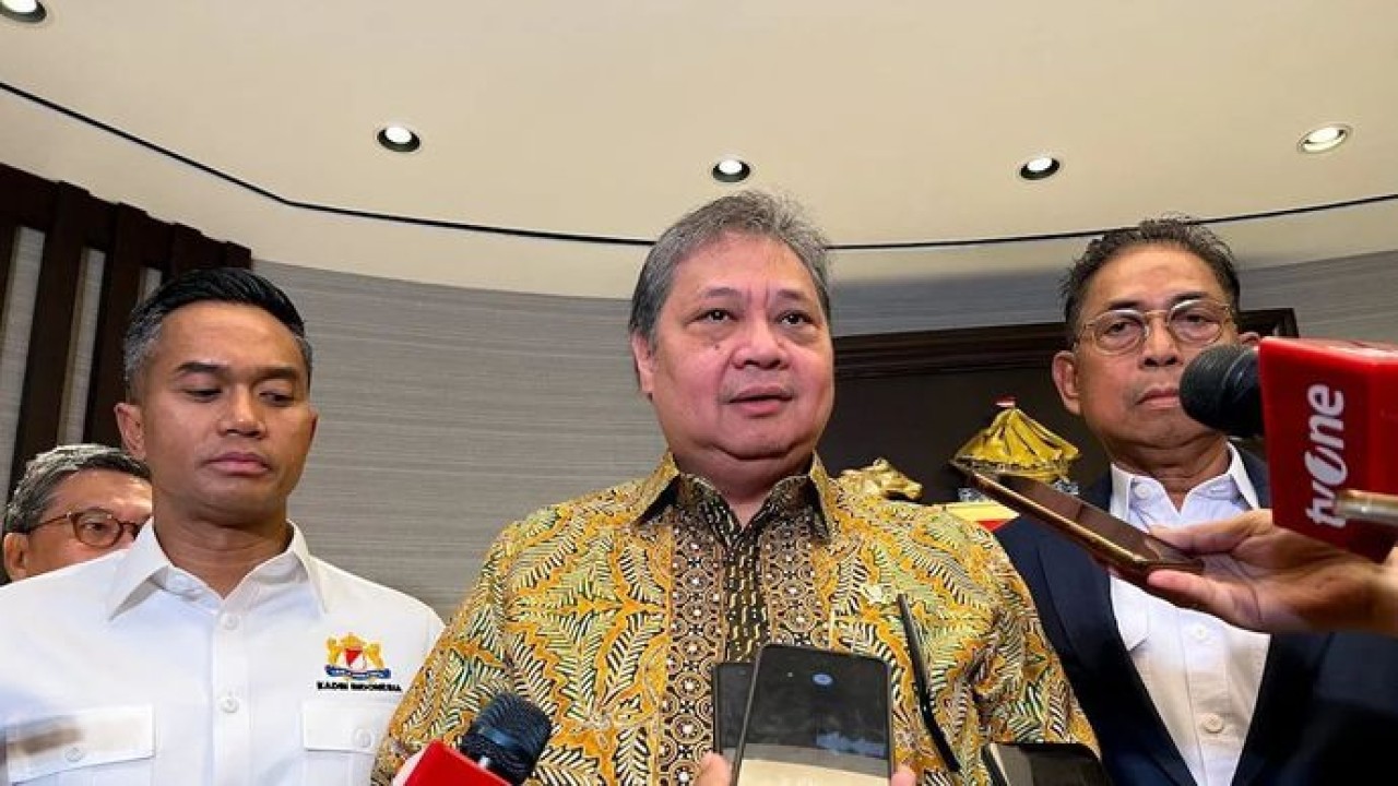 Menteri Koordinator Bidang Perekonomian Airlangga Hartarto (tengah), Ketua Umum Kadin Indonesia Anindya Bakrie (kiri) dalam jumpa pers di sela Road to Jakarta Food Security Summit di Jakarta, Selasa, 13 Januari 2026. ANTARA/Harianto (Antara)