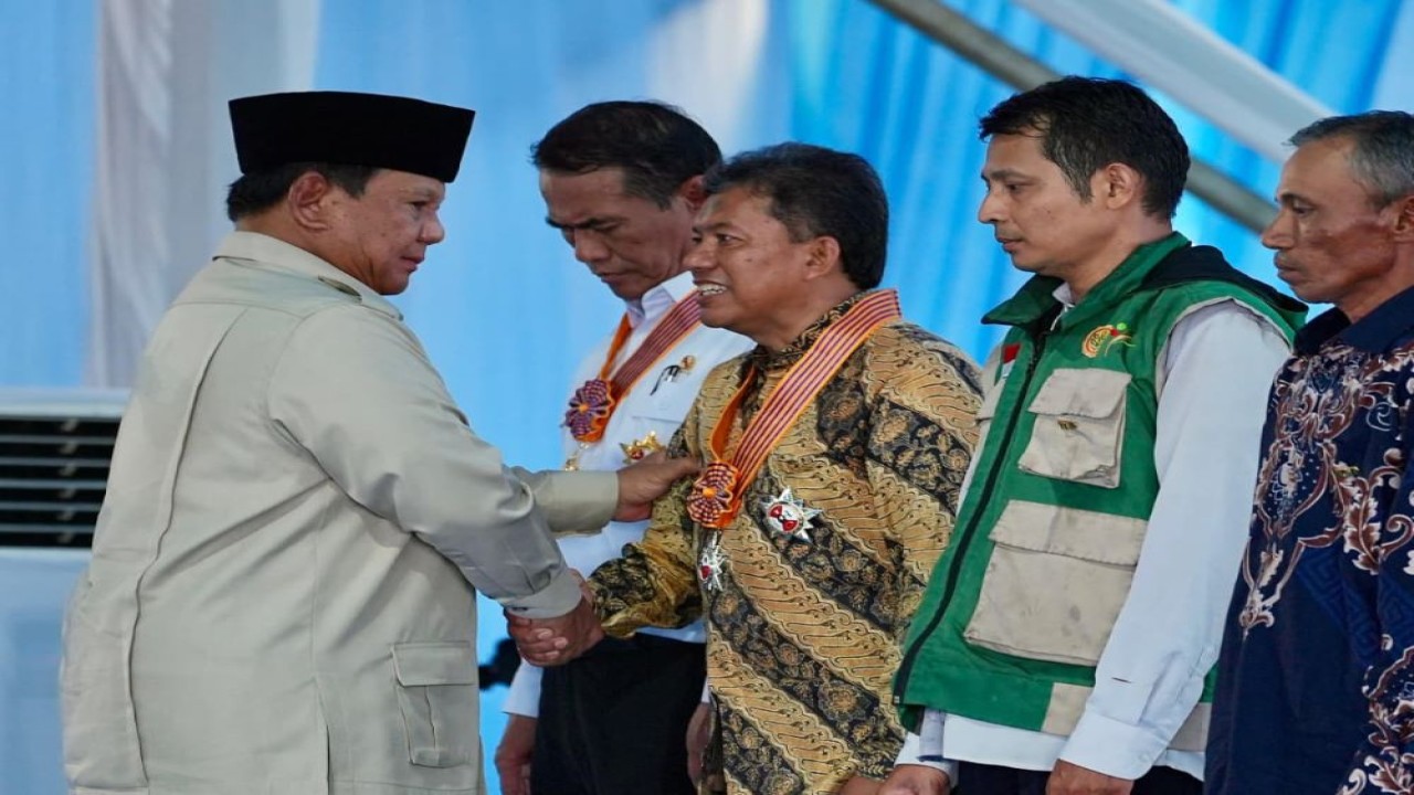 Presiden Prabowo Subianto memberikan penghormatan kepada petani atas keberhasilan swasembada beras 2025/Istimewa