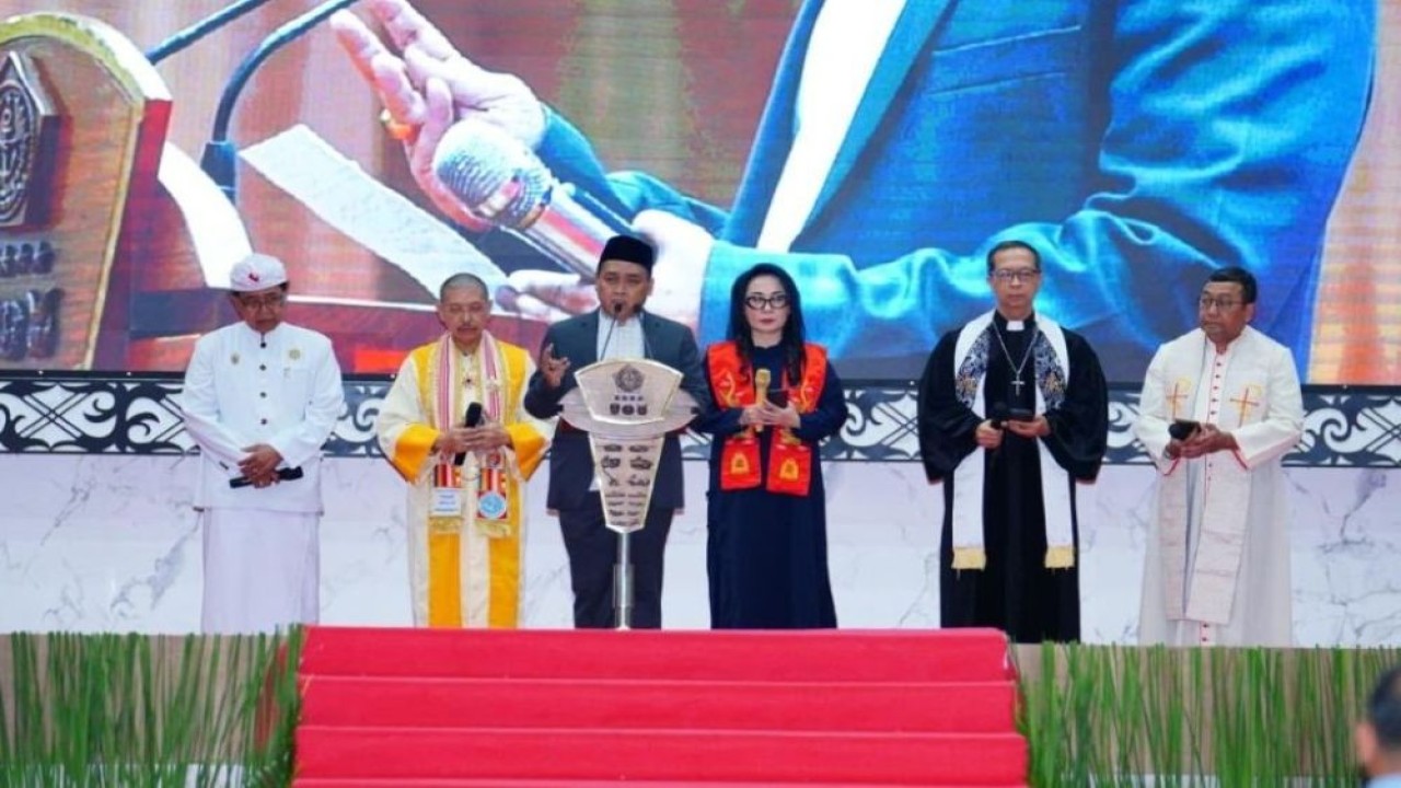 Panglima TNI Jenderal TNI Agus Subiyanto menghadiri Doa Bersama Lintas Agama dalam rangka menyambut Tahun 2026 untuk kedamaian dan persatuan bangsa di GOR A. Yani Mabes TNI, Cilangkap, Jakarta Timur, Rabu (31/12/2025). (Foto: Istimewa)