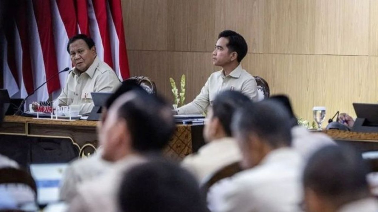Presiden Prabowo Subianto (kiri) didampingi Wakil Presiden Gibran Rakabuming Raka (kanan) membuka Taklimat Awal Tahun saat retret Kabinet Merah Putih di Hambalang, Kabupaten Bogor, Jawa Barat, Selasa, 6 Januari 2026. Presiden Prabowo Subianto membuka dan memberikan arahan serta pembahasan diantaranya program makan gizi gratis hingga swasembada pangan kepada jajaran Kabinet Merah Putih dalam Taklimat Awal Tahun tersebut. ANTARA FOTO/Bayu Pratama S/bar/pri. (Antara)