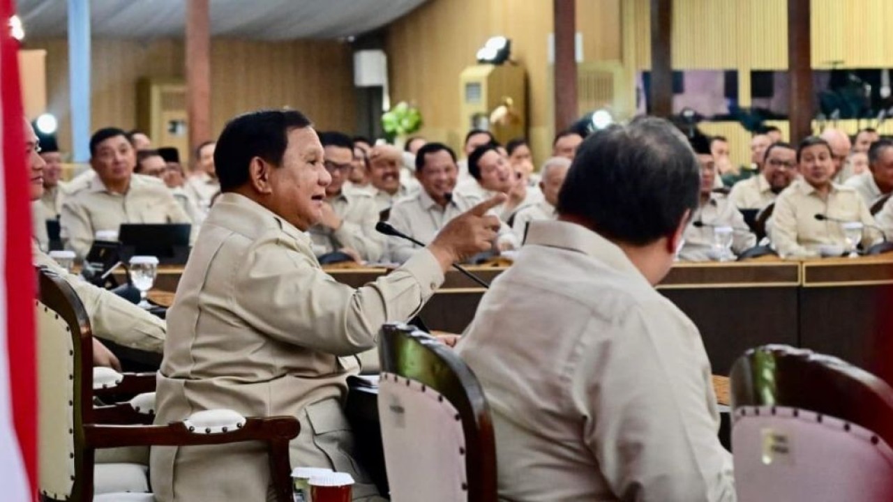 Presiden Prabowo Subianto menyampaikan Taklimat Awal Tahun kepada seluruh jajaran Kabinet Merah Putih di kediamannya di Hambalang, Kabupaten Bogor, Jawa Barat, pada Selasa, 6 Januari 2026. (Foto: BPMI Setpres/Rusman)