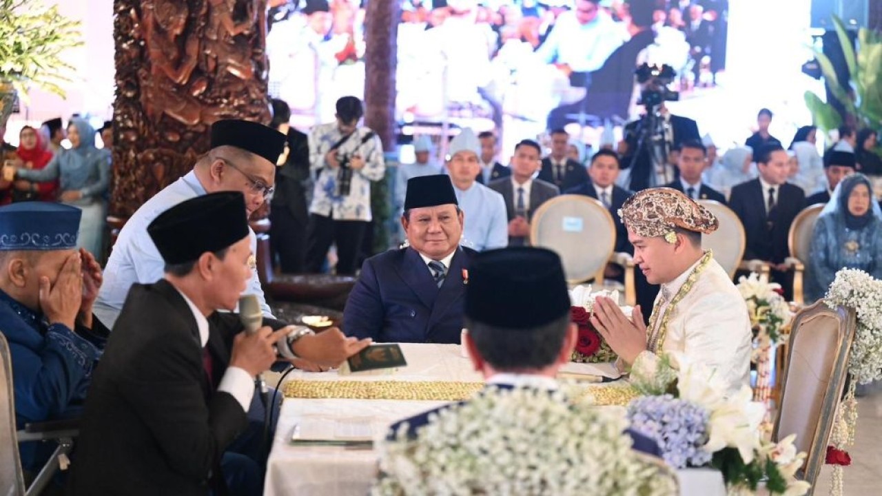Presiden Prabowo Subianto hadir langsung menyaksikan momen sakral pernikahan Agung Surahman dengan Aulia Mahardiana Warsitoarti di Gedung Sasono Utomo, Taman Mini Indonesia Indah (TMII), Jakarta, Minggu (18/1/2026) pagi. (Foto: Istimewa)