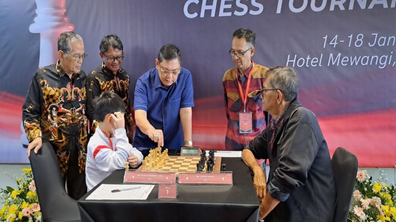 Ketua Umum PB Percasi GM Utut Adianto melakukan langkah pertama pada laga Zach Alexander Tjong vs GM Cerdas Barus/Foto: Kristianus Liem