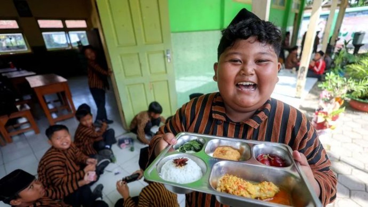 Arsip - Siswa menunjukan paket makanan menu kuliner nusantara untuk program Makan Bergizi Gratis (MBG) di SD Negeri Tanjunganom 3, Nganjuk, Jawa Timur, Kamis, 8 Januari 2026. Pada distribusi MBG hari pertama masuk sekolah usai libur, SPPG Dipan Tanju (Antara)
