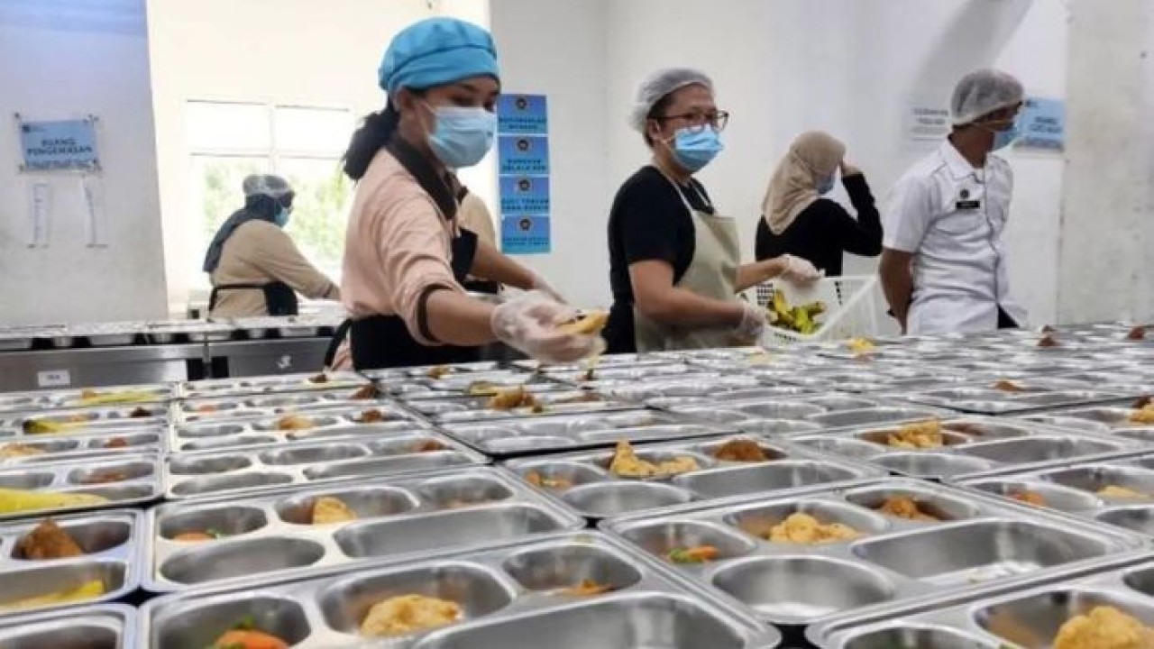 Ilustrasi - Petugas Satuan Pelayanan Pemenuhan Gizi (SPPG) menyiapkan menu Makan Bergizi Gratis (MBG) di Slipi, Palmerah, Jakarta Barat, Selasa (23/9/2025). (Foto: ANTARA/Risky Syukur/am)