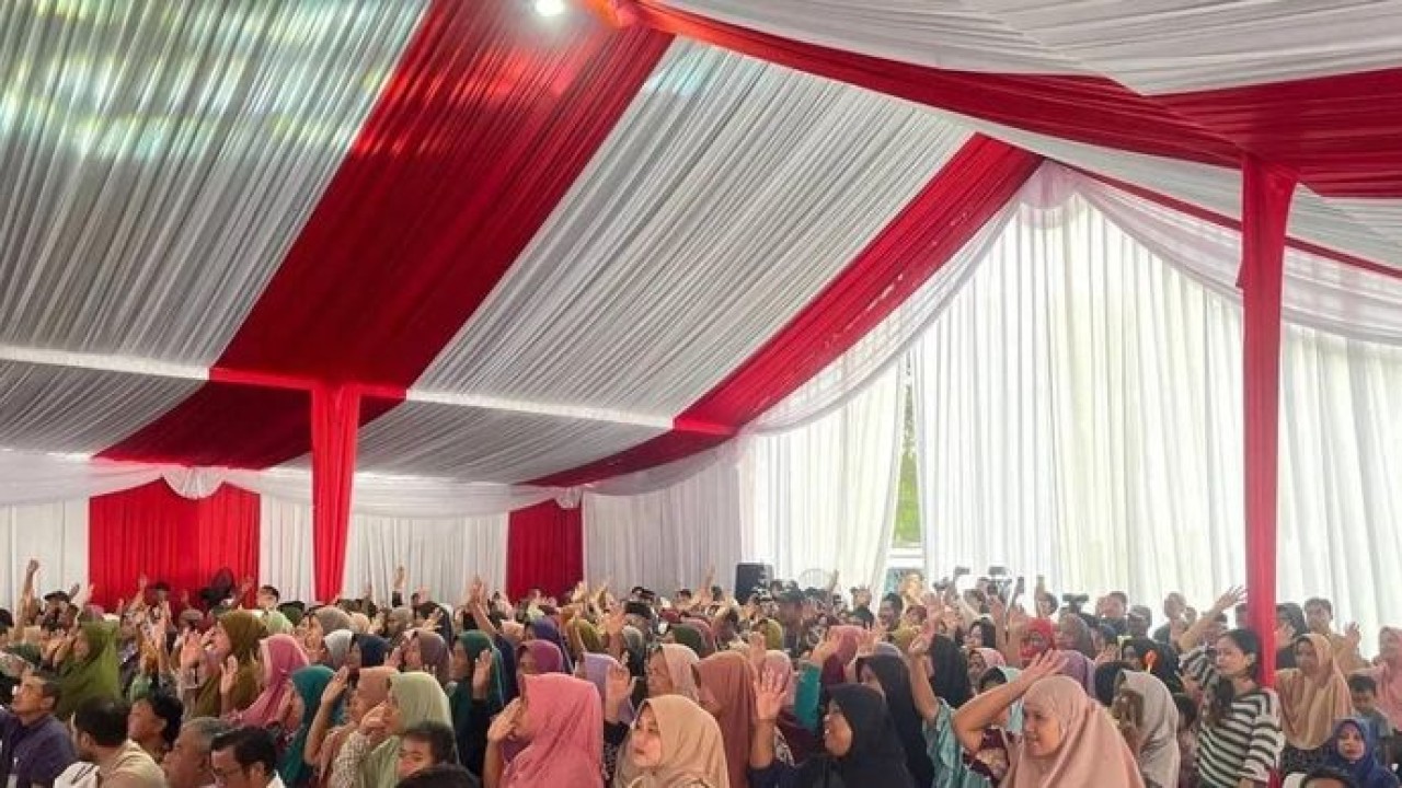 Sejumlah penerima KPM saat hadir pada kegiatan Kopdes Merah Putih di Desa Ranjeng, Kecamatan Ciruas, Kabupaten Serang, Banten, Selasa 24 Februari 2026. (ANTARA/Desi Purnama Sari) (Antara)