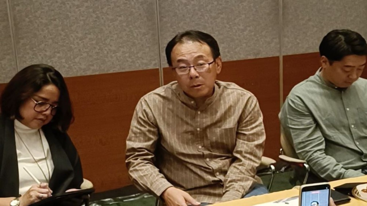 Presiden Direktur PT Mitsubishi Motors Krama Yudha Sales Indonesia (MMKSI), Atsushi Kurita (tengah). (Foto: Adiantoro/NTV)