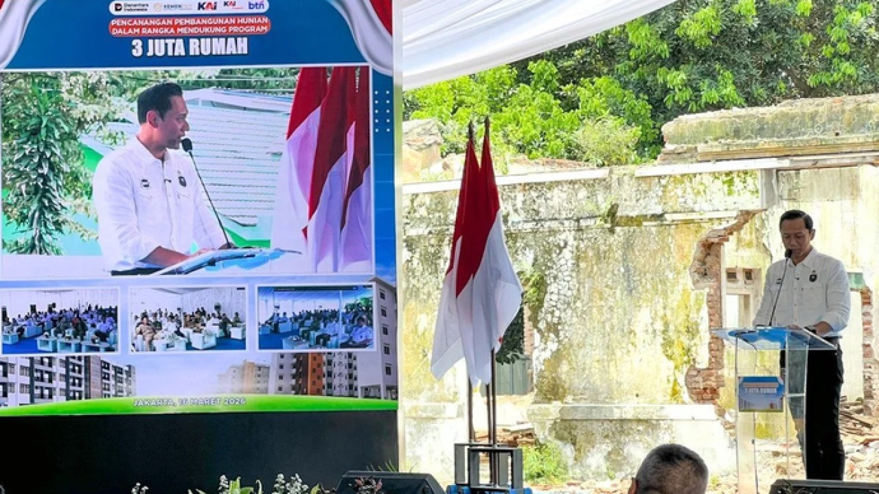 Menteri Koordinator Bidang Infrastruktur dan Pembangunan Kewilayahan Agus Harimurti Yudhoyono (AHY) memberi sambutan dalam Pencanangan Pembangunan Hunian Dalam Rangka Mendukung Program 3 Juta Rumah di lahan aset PT Kereta Api Indonesia di kawasan Stasiun Manggarai Jakarta, Senin (16/3/2026). ANTARA/Harianto (Antara)