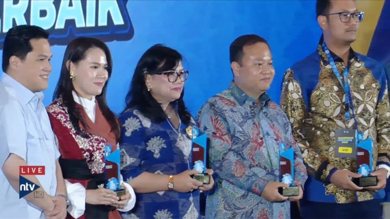 Direktur Nusantara TV Dimpos Tampubolon bersama Menpora Erick Thohir dan Penerima Penghargaan Gekrafs Awards 2026 (YouTube)