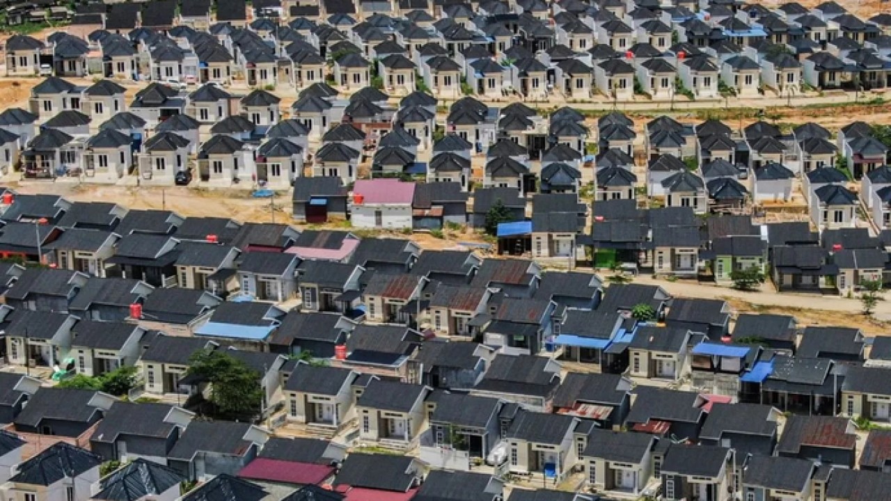 Foto udara kawasan perumahan subsidi di Kelurahan Watulondo, Kendari, Sulawesi Tenggara, Sabtu (8/11/2025). ANTARA FOTO/Andry Denisah/rwa. (Antara)