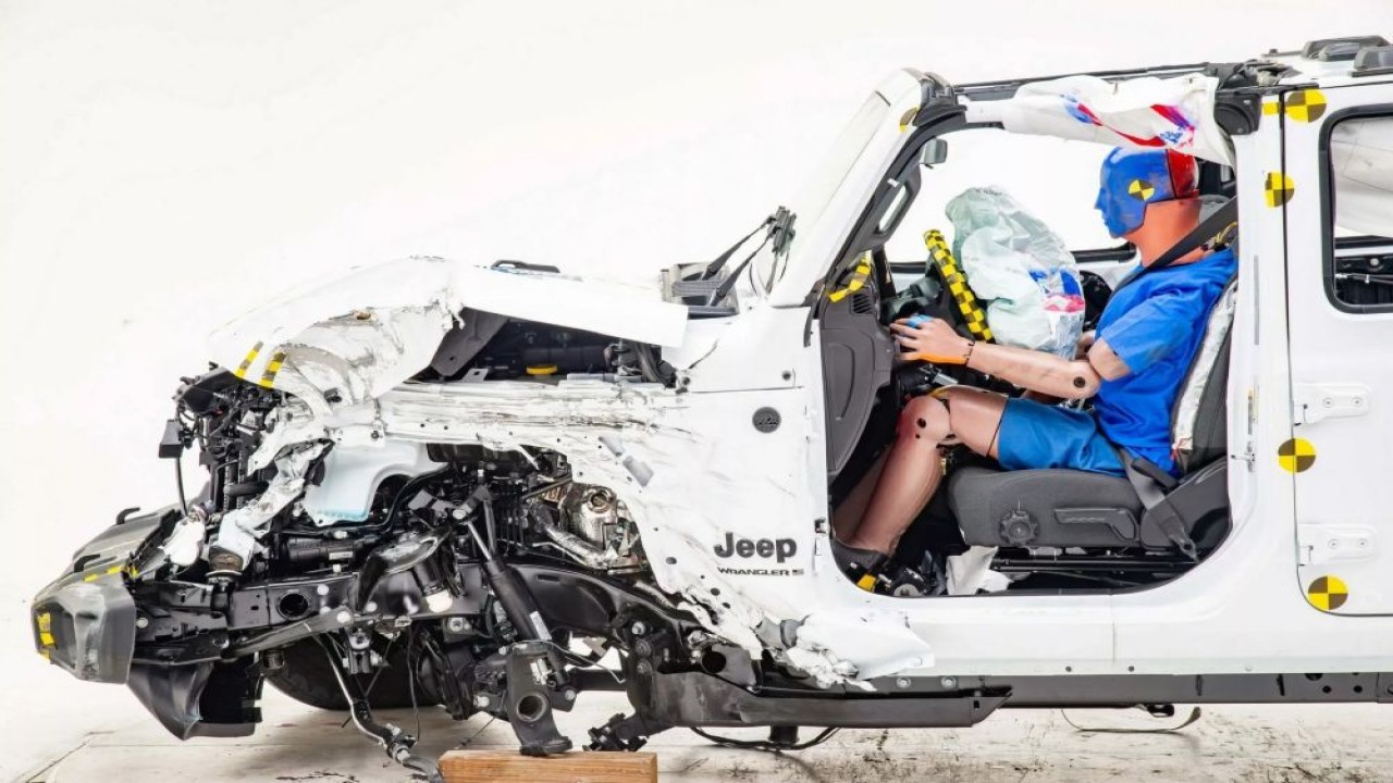 Jeep Wrangler akhirnya menyelesaikan uji coba terbalik yang menjadi masalah selama bertahun-tahun. (Foto: Istimewa via Carscoop)