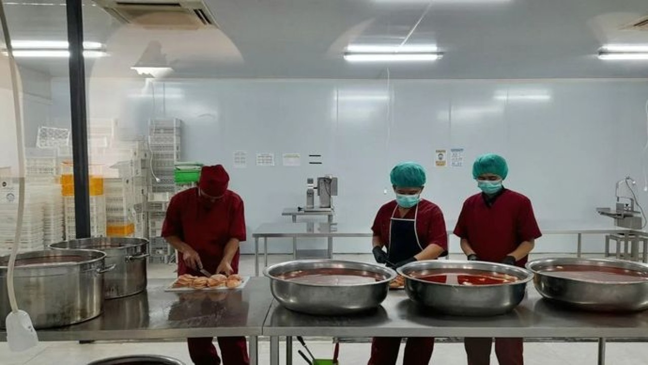 Para petugas SPPG Cipanas Sindangjaya 5, Cianjur, Jawa Barat, mengolah menu ayam menjadi makanan siap masak atau ready to cook untuk disalurkan kepada penerima manfaat selama bulan Ramadhan pada Rabu, 4 Maret 2026. ANTARA/Lintang Budiyanti Prameswari. (Antara)
