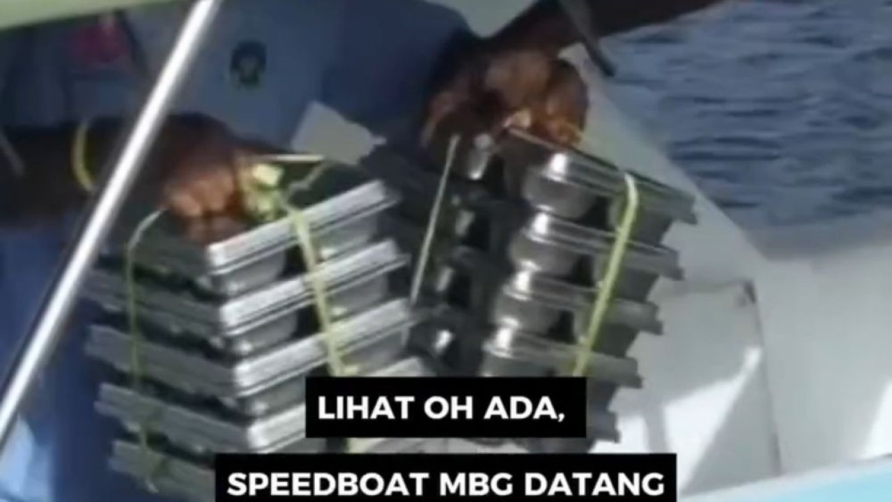 Saat kapal pengangkut MBG merapat di dermaga sekolah, anak-anak langsung berjingkat menyambut kedatangannya. (Foto: Dok/Istimewa)