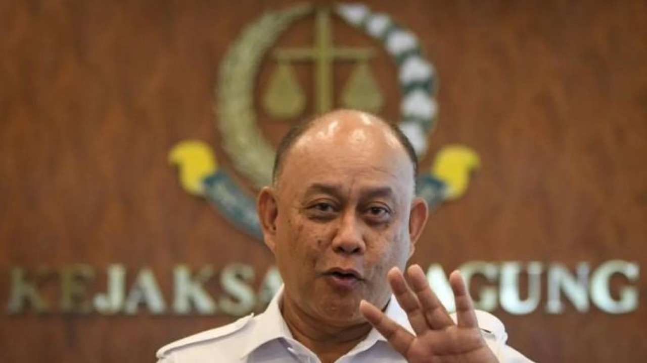 Kepala Badan Gizi Nasional (BGN) Dadan Hindayana menyampaikan keterangan kepada wartawan usai bertemu dengan Jaksa Agung ST Burhanuddin di Gedung Kejaksaan Agung, Jakarta, Selasa 17 Maret 2026.. Kehadiran Kepala BGN tersebut guna meminta dukungan Kejaksaan Agung untuk memperkuat pengawasan program Makan Bergizi Gratis (MBG), termasuk dengan menempatkan pejabat dari Kejakgung di internal BGN. ANTARA FOTO/Aditya Pradana Putra/nz (Antara)