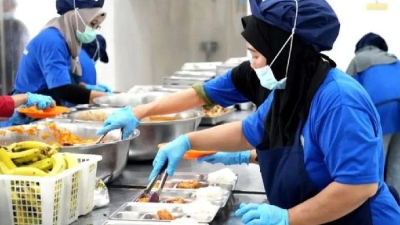 Ilustrasi - Petugas SPPG tengah menyiapkan Makan Bergizi Gratis (MBG) untuk disalurkan kepada penerima manfaat. ANTARA/HO-BGN . (Antara)