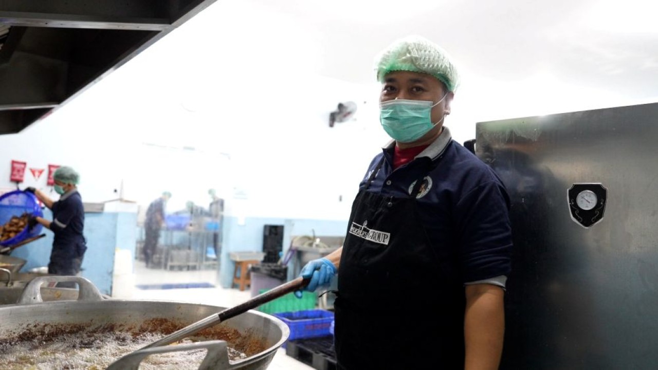 Chef Gunadi, salah satu tim Pengolahan di SPPG Harapan Mulia I, Kemayoran, Jakarta Pusat. (Foto: Dok/Istimewa/Bakom RI)