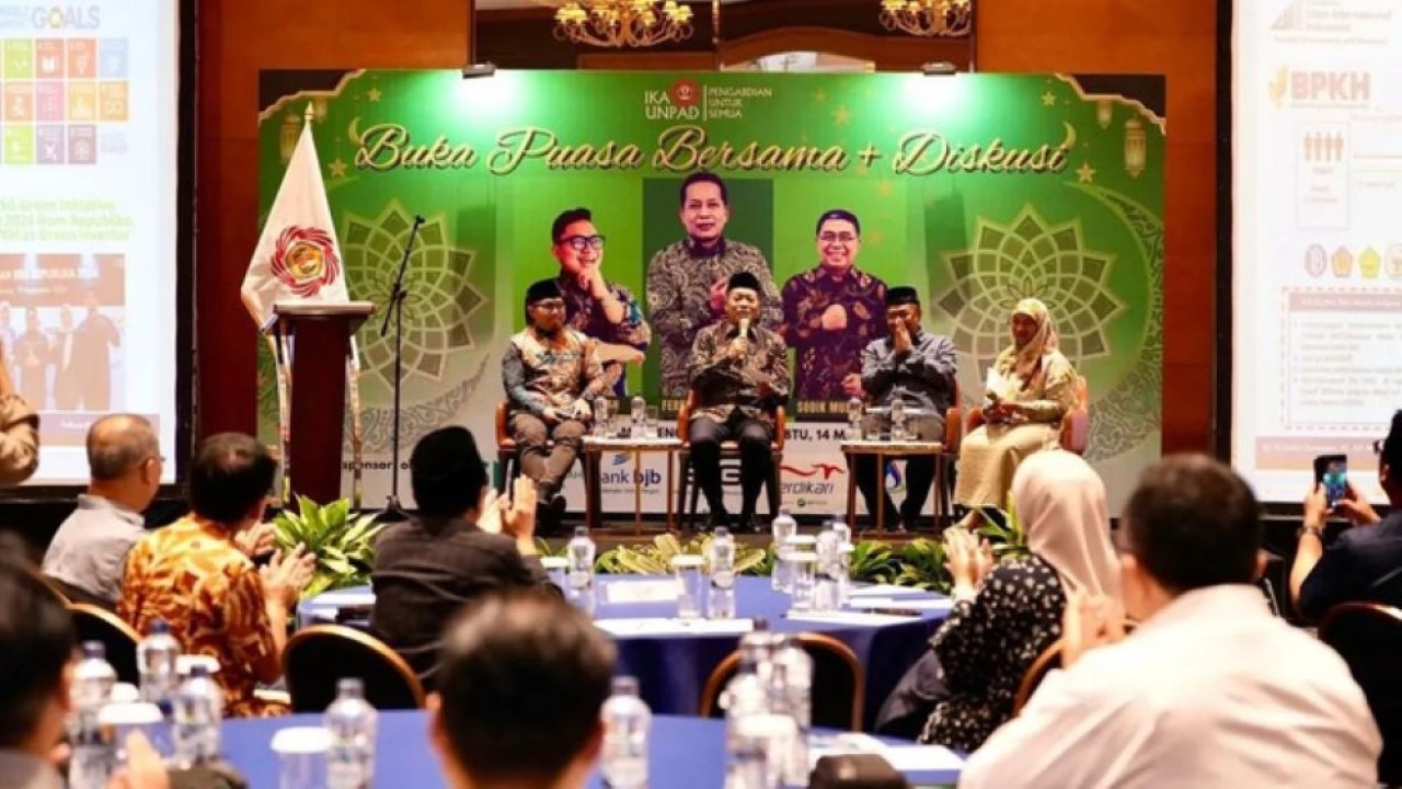 Menteri Koperasi Ferry Juliantono (tengah) berbicara dalam acara diskusi publik Ikatan Alumni Universitas Padjadjaran (IKA Unpad) di Jakarta, Sabtu (14/3/2026). (Foto: ANTARA/HO-Kemenkop)