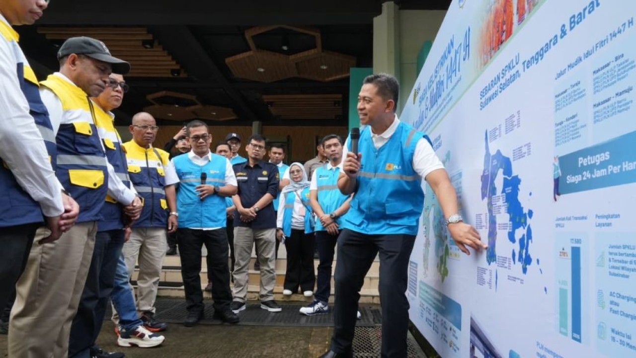 General Manager PLN UID Sulselrabar, Edyansyah (kanan) tengah menjelaskan kesiapan pasokan listrik dan SPKLU jelang Idul Fitri 1447 H di hadapan Staf Khusus Menteri ESDM, Muhammad Mahmud Azhar Lubis (ketiga dari kiri) dan Direktur Manajemen Risiko PLN, Adi Lumakso (kelima dari kiri) di Kota Makassar pada Sabtu (14/3/2026). (Foto: Dok/Istimewa)