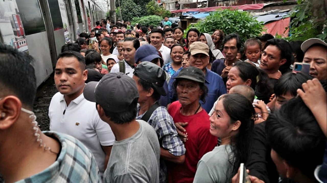 Presiden Prabowo datangi warga yang tinggal di bantaran rel kereta api kawasan Senen. (Bakom)