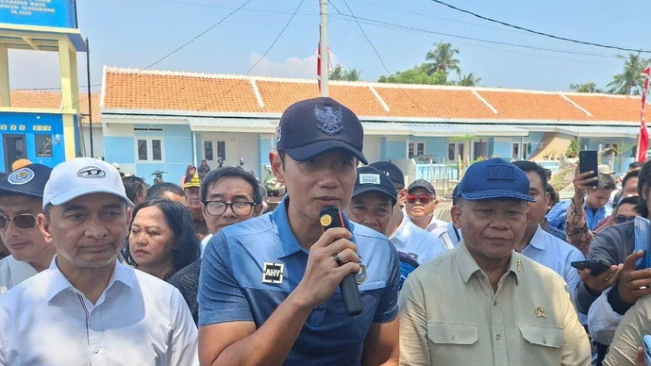 Menteri Koordinator Bidang Infrastruktur dan Pembangunan Kewilayahan atau Menko IPK Agus Harimurti Yudhoyono (AHY) menjawab pertanyaan awak media di Desa Tanjung Anom, Kabupaten Tangerang, Banten pada Kamis (16/4/2026). ANTARA/Aji Cakti. (Antara)
