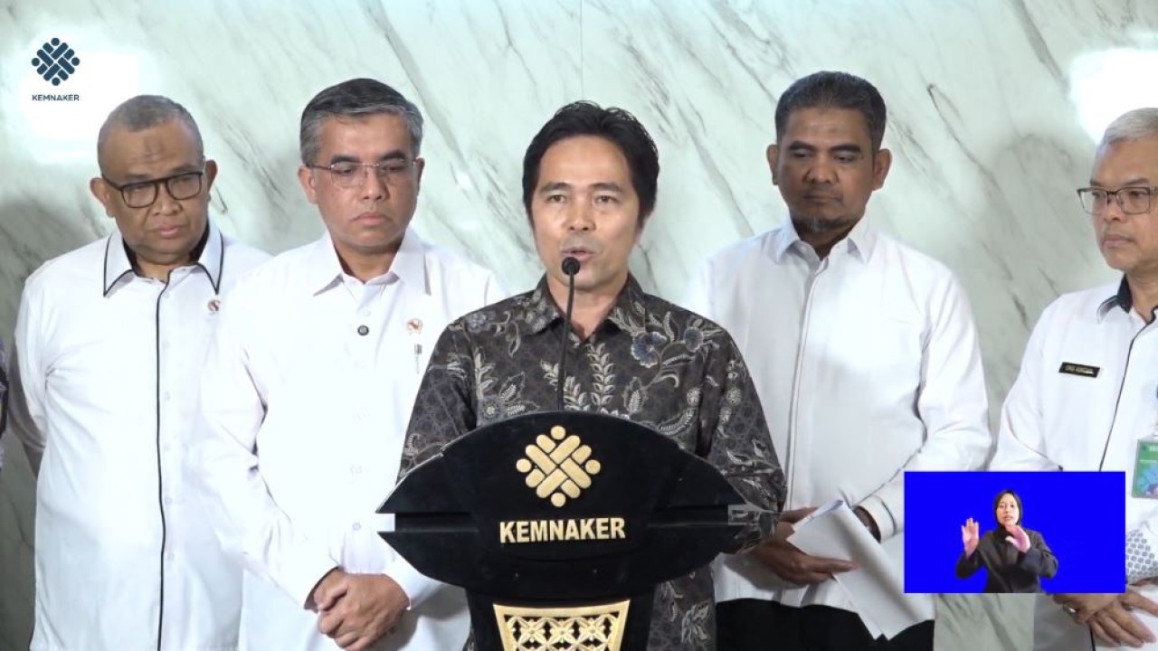 Menteri Ketenagakerjaan Yassierli konpers bersama pengusaha.