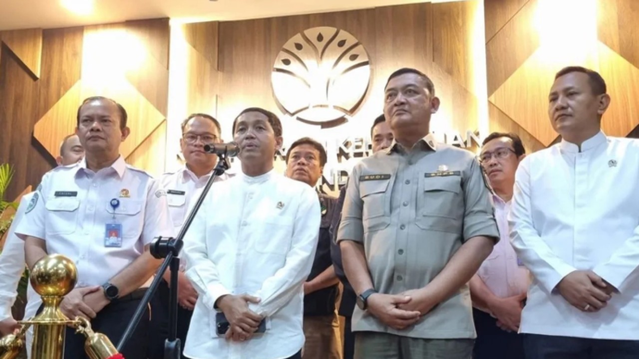 (Ki-ka) Kepala BMKG Teuku Faisal Fathani, Menteri Kehutanan Raja Juli Antoni, Deputi Bidang Penanganan Darurat BNPB Budi Irawan, Wamenhut Rohmat Marzuki dalam konferensi pers rapat koordinasi kebakaran hutan dan lahan, di Jakarta, Senin 6 April 2026. ANTARA/Anita Permata Dewi (Antara)