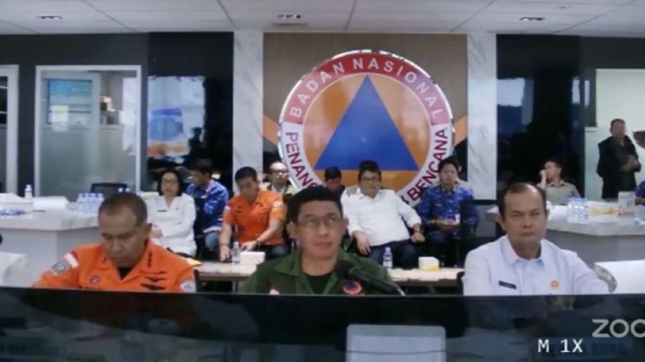 Kepala Badan Nasional Penanggulangan Bencana (BNPB) Suharyanto saat memimpin rapat koordinasi secara daring, Kamis (2/4/2026). (Foto: Dok/Istimewa/Bakom RI)