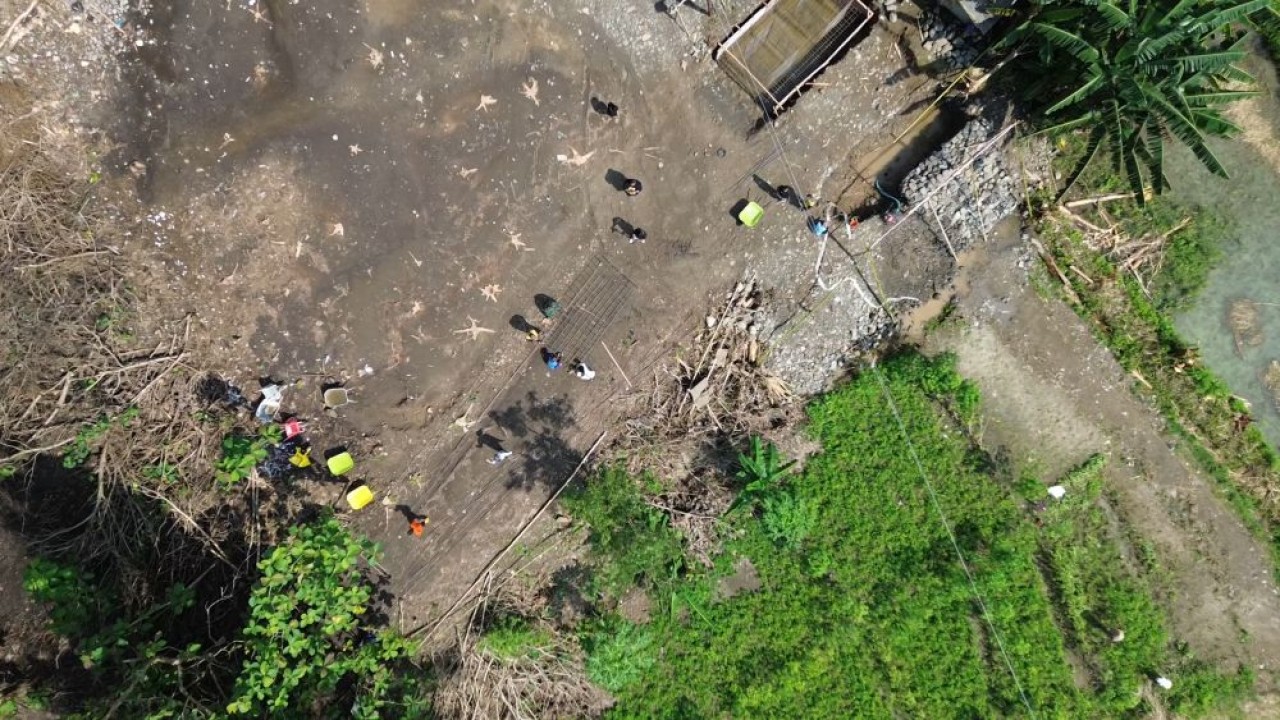 Jembatan gantung tengah dibangun untuk mengakhiri keterisolasian selama puluhan tahun. (Foto: Dok/Istimewa/Bakom RI)