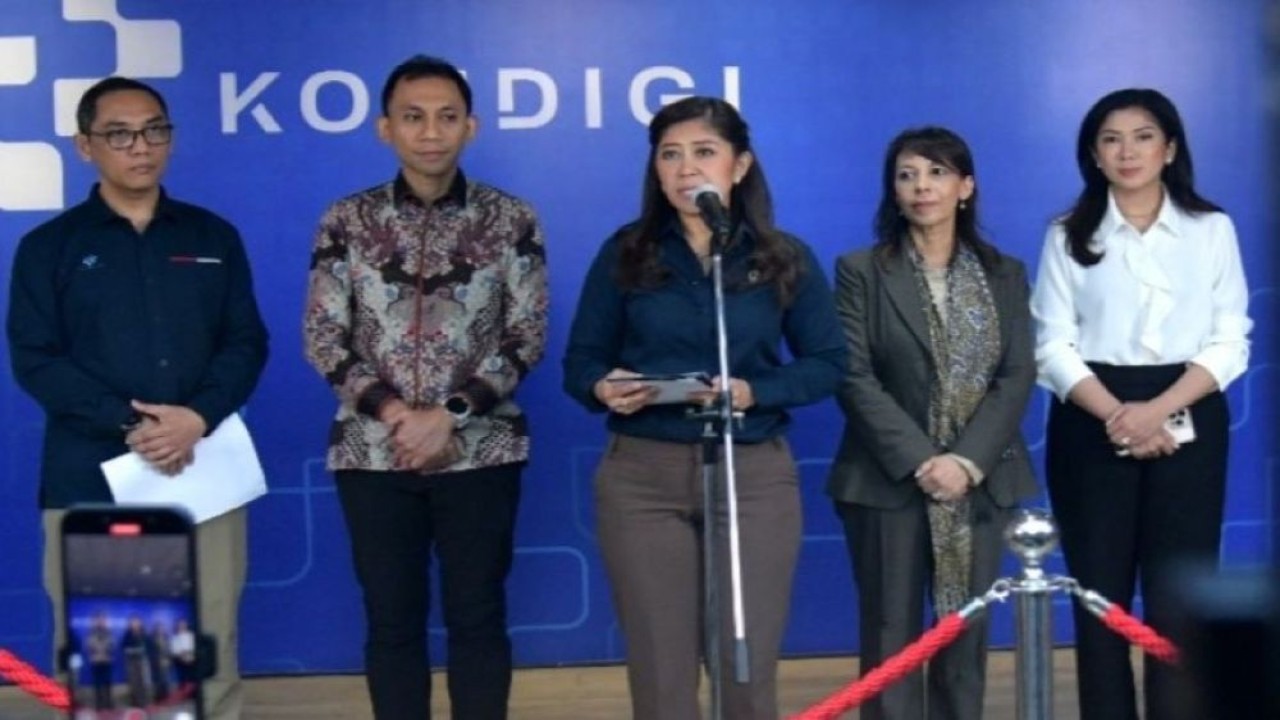 Menkomdigi Meutya Hafid menyampaikan keterangan kepada awak media dalam Konferensi Pers di Kantor Kementerian Komdigi, Jakarta Pusat, Rabu (22/4/2026). (Foto: Pey HS/Komdigi)