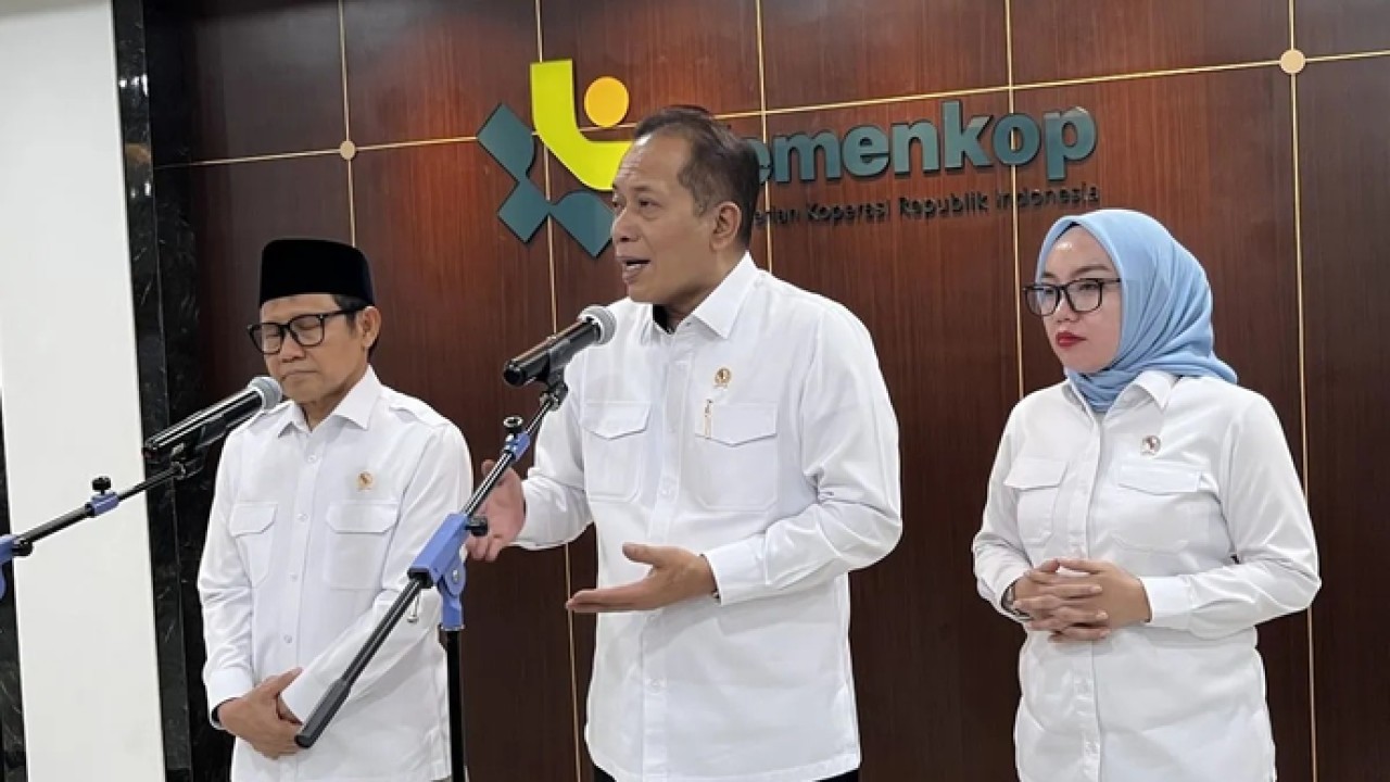 (Kiri ke kanan) Menteri Koordinator Bidang Pemberdayaan Masyarakat Abdul Muhaimin Iskandar, Menteri Koperasi (Menkop) Ferry Juliantono, dan Wakil Menteri Koperasi (Wamenkop) Farida Farichah memberikan keterangan pers di Kantor Kemenkop RI, Jakarta, Senin (13/4/2026). ANTARA/Arnidhya Nur Zhafira. (Antara)
