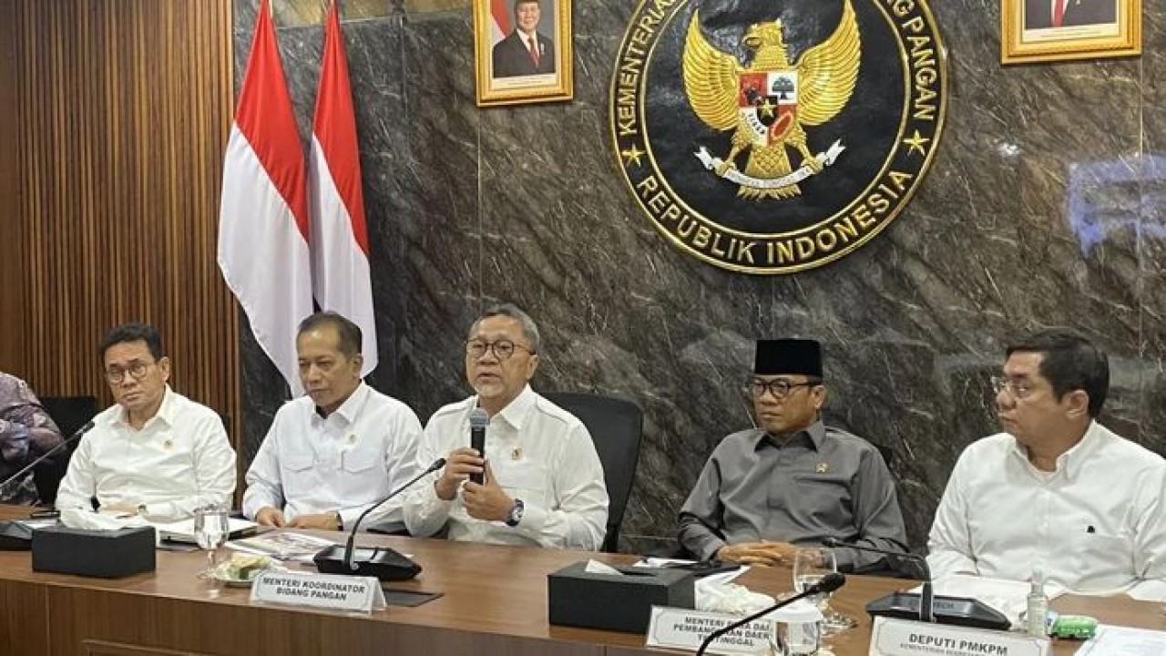 Menteri Koordinator Bidang Pangan Zulkifli Hasan (tengah) memberikan keterangan pers usai rapat koordinator terbatas yang membahas Koperasi Desa Merah Putih di Jakarta, Senin (20/4/2026). (ANTARA/Shofi Ayudiana) (Antara)