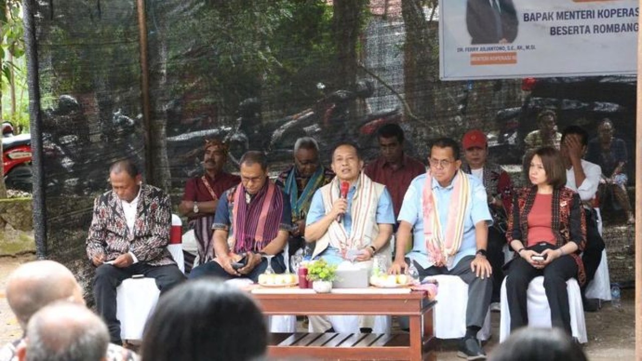 Menkop Ferry Juliantono (tengah) saat berdialog dengan masyarakat dan anggota Koperasi di Kupang, Sabtu 25 April 2026. ANTARA/Ho-Humas Pemprov. (Antara)