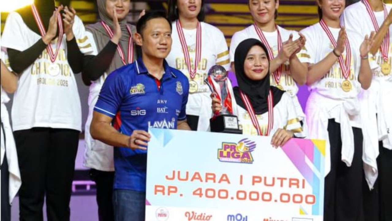Tim Jakarta Pertamina Enduro (JPE) berhasil mempertahankan gelar juara Proliga 2026 setelah mengalahkan Gresik Phonska Plus Pupuk Indonesia pada rangkaian grand final yang berlangsung pada 24–26 April 2026 di GOR Amongrogo, Yogyakarta. JPE berhasil mengunci gelar dalam dua leg dengan kemenangan 3-1 dan 3-0. (Pertamina.com)