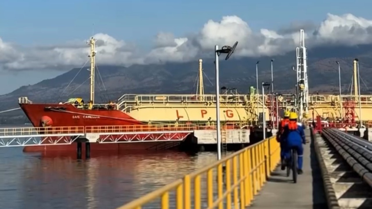 Kapal LPG Gas Camellia di Integrated Terminal Bima. (Bakom)