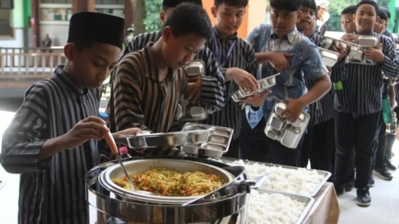 Siswa antre mengambil makanan secara prasmanan dalam uji coba pelaksanaan program Makan Bergizi Gratis (MBG) di MIN 2 Kota Malang, Jawa Timur, Kamis (2/4/2026). Sistem prasmanan tersebut diterapkan untuk melatih kemandirian siswa serta mengurangi pemborosan makanan, sekaliqus menjadi upaya pemerintah dalam meningkatkan asupan gizi peserta didik guna mendukung kesehatan dan proses belajar di sekolah. Antara Jatim/Ari Bowo Sucipto (Antara)