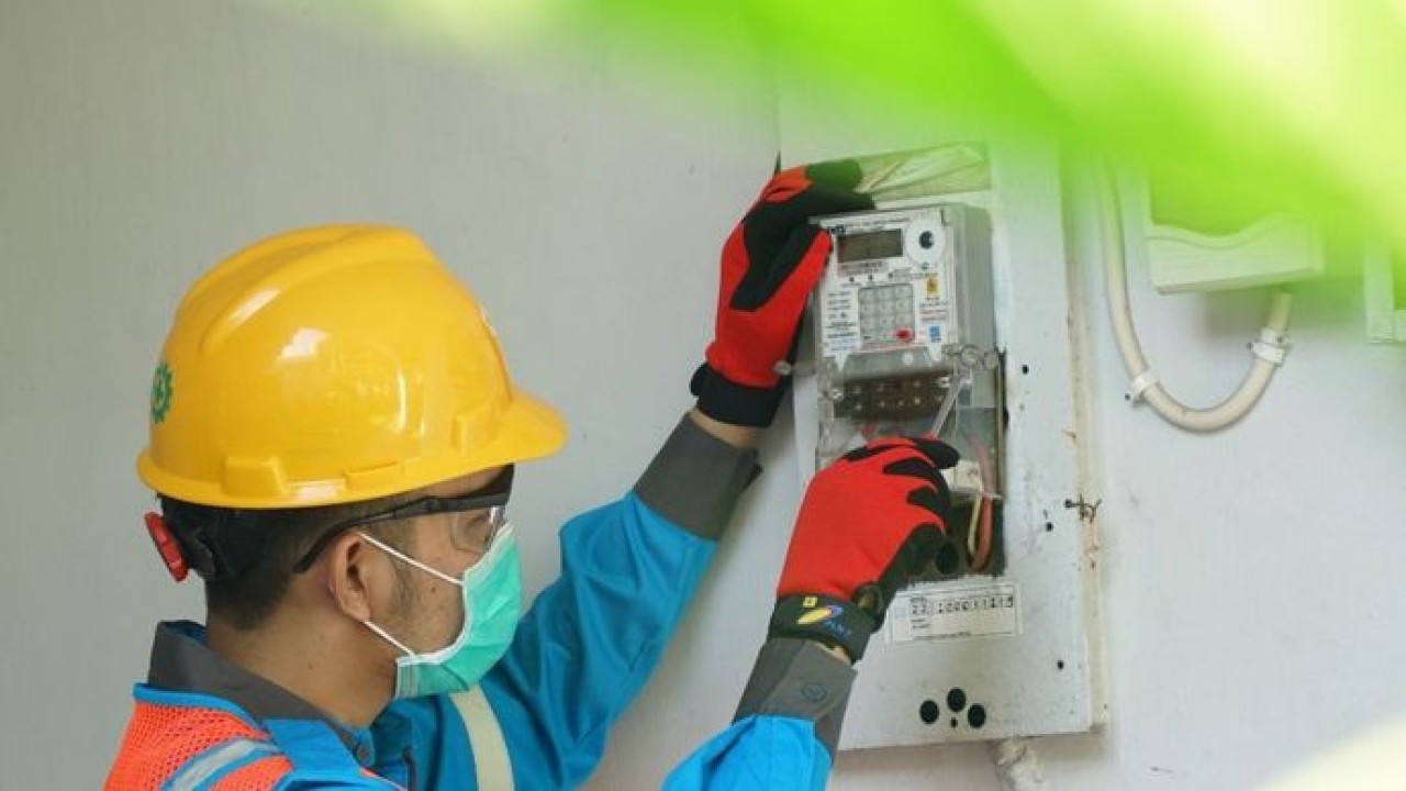 Petugas PLN sedang memeriksa instalasi listrik di rumah warga/ist
