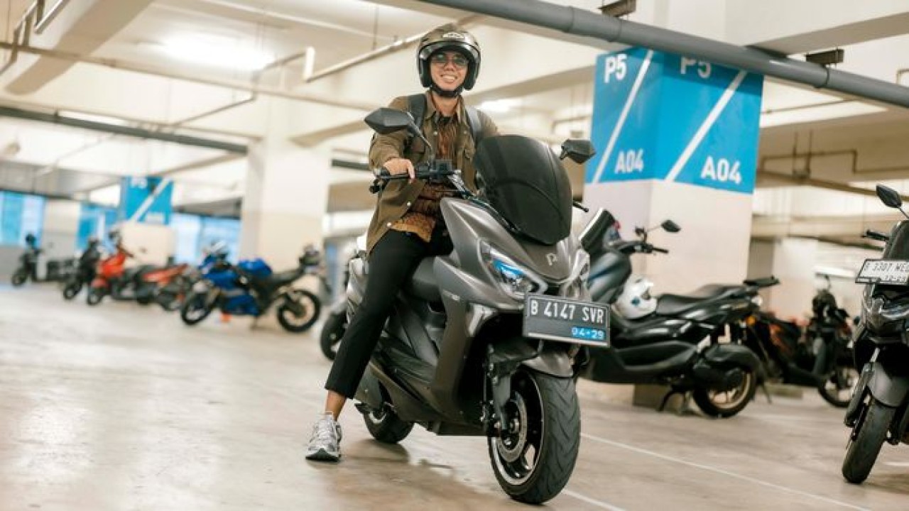 Dukung program Clean Energy Day, pegawai PLN EPI beralih ke kendaraan listrik setiap Jumat guna menekan emisi karbon dan menjaga keberlanjutan energi. (Istimewa)