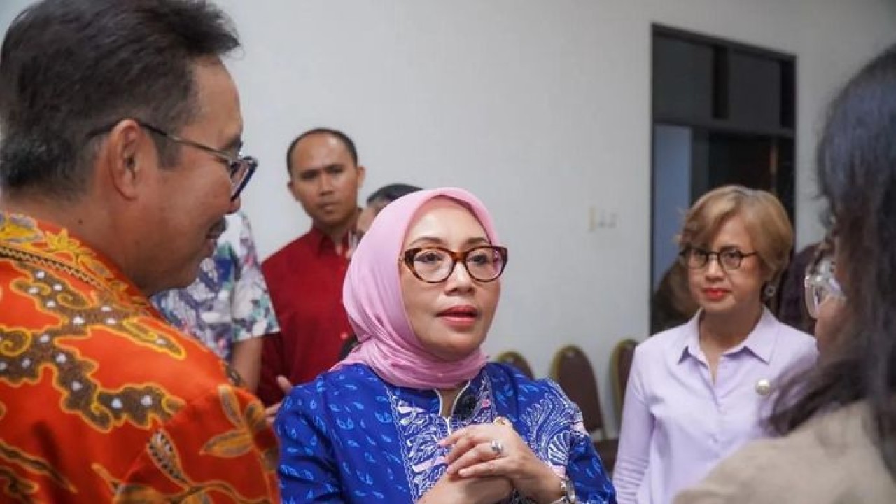 Menteri Pemberdayaan Perempuan dan Perlindungan Anak Arifah Fauzi menemui para orang tua yang anaknya menjadi korban kekerasan di daycare di Yogyakarta. ANTARA/HO-KemenPPPA (Antara)