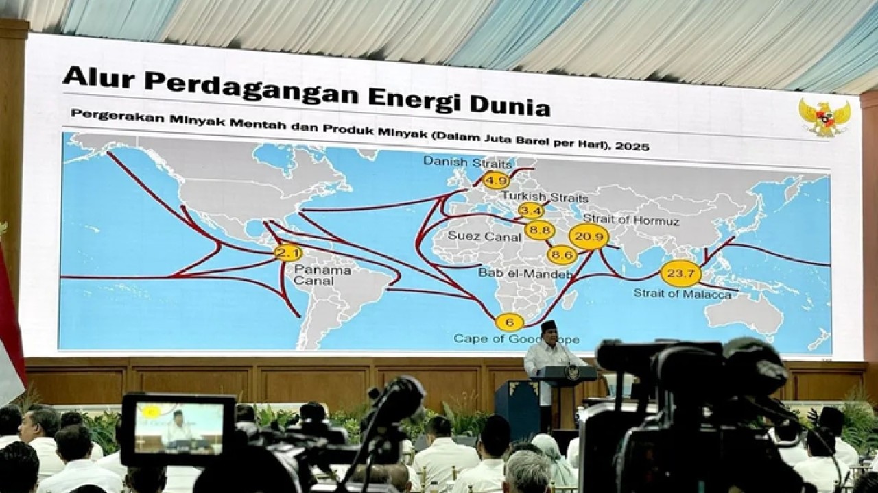 Presiden Prabowo Subianto memberikan taklimat di hadapan 800 pejabat negara mulai dari menteri sampai dengan eselon I kementerian/lembaga saat Rapat Kerja Pemerintah di Halaman Tengah Istana Kepresidenan, Jakarta, Rabu (8/4/2026). ANTARA/Genta Tenri (Antara)