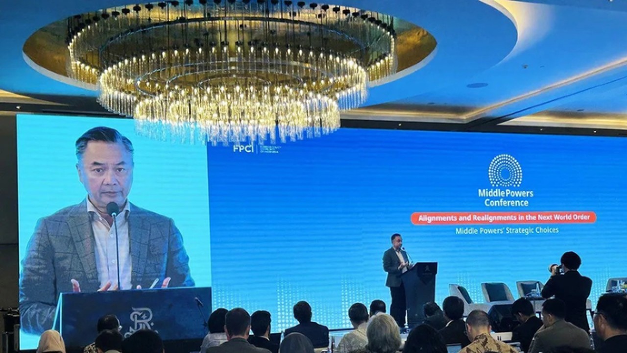 Pendiri Foreign Policy Community of Indonesia (FPCI) Dino Patti Djalal berbicara dalam (Antara)