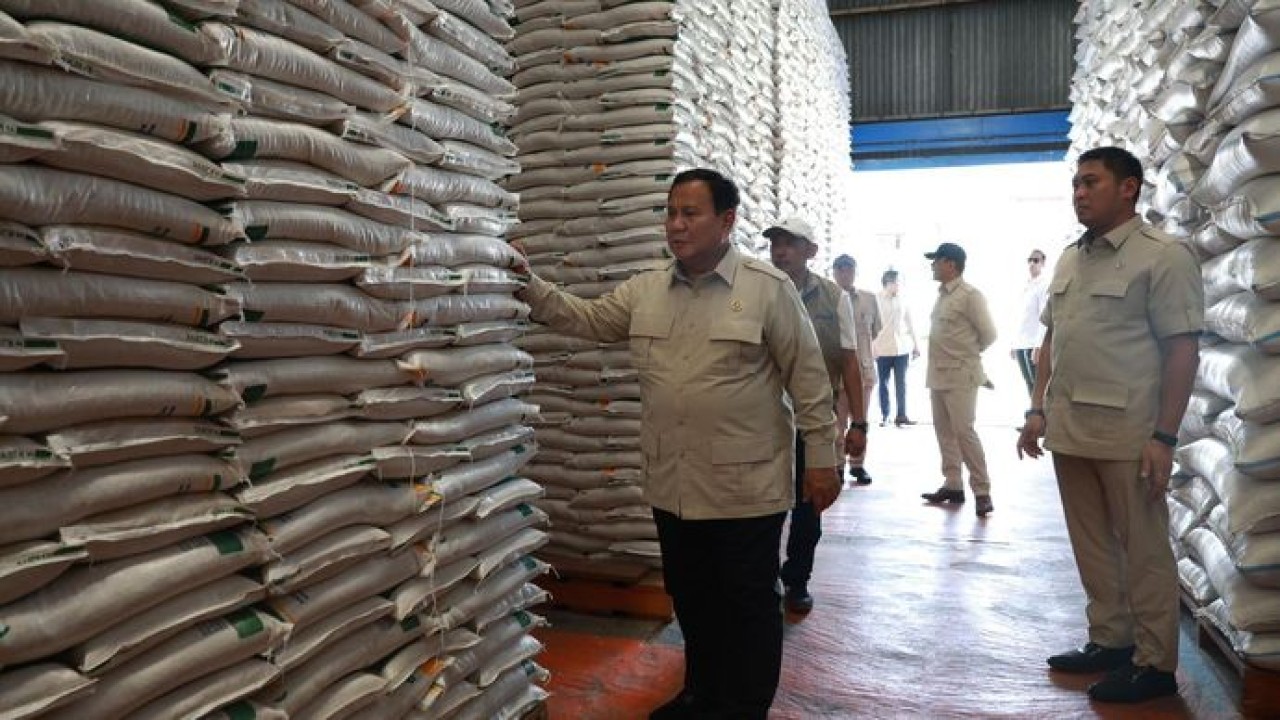 Presiden Prabowo memastikan stok beras nasional dalam kondisi aman dan terkendali saat meninjau langsung Gudang BULOG Danurejo, Magelang. (Istimewa)