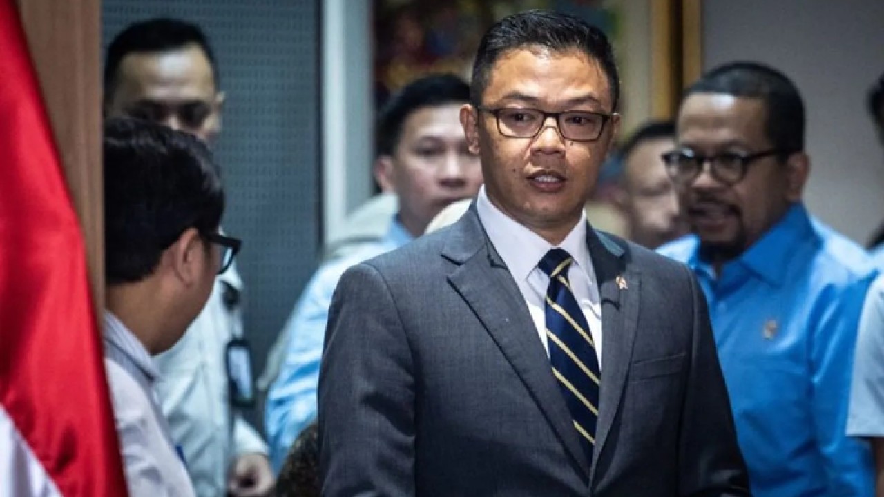 Menteri Luar Negeri Sugiono bersama Kepala Staf Kepresidenan (KSP) Muhammad Qodari (kanan) berjalan menuju ruangan di Gedung Bina Graha, Kompleks Istana Kepresidenan, Jakarta, Rabu (22/4/2026). ANTARA FOTO/Bayu Pratama S./kye (Antara)