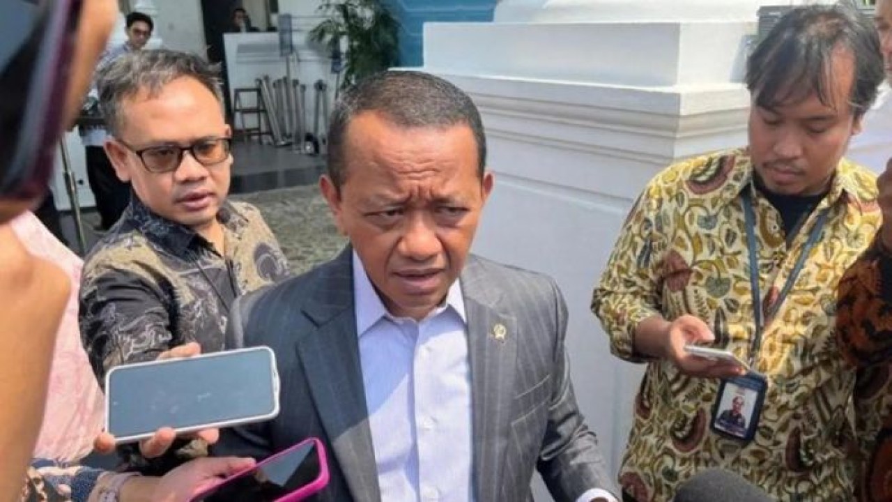 Menteri Energi dan Sumber Daya Mineral Bahlil Lahadalia menjawab pertanyaan wartawan di Kompleks Istana Kepresidenan, Jakarta, Senin 27 April 2026. (ANTARA/Fathur Rochman) (Antara)