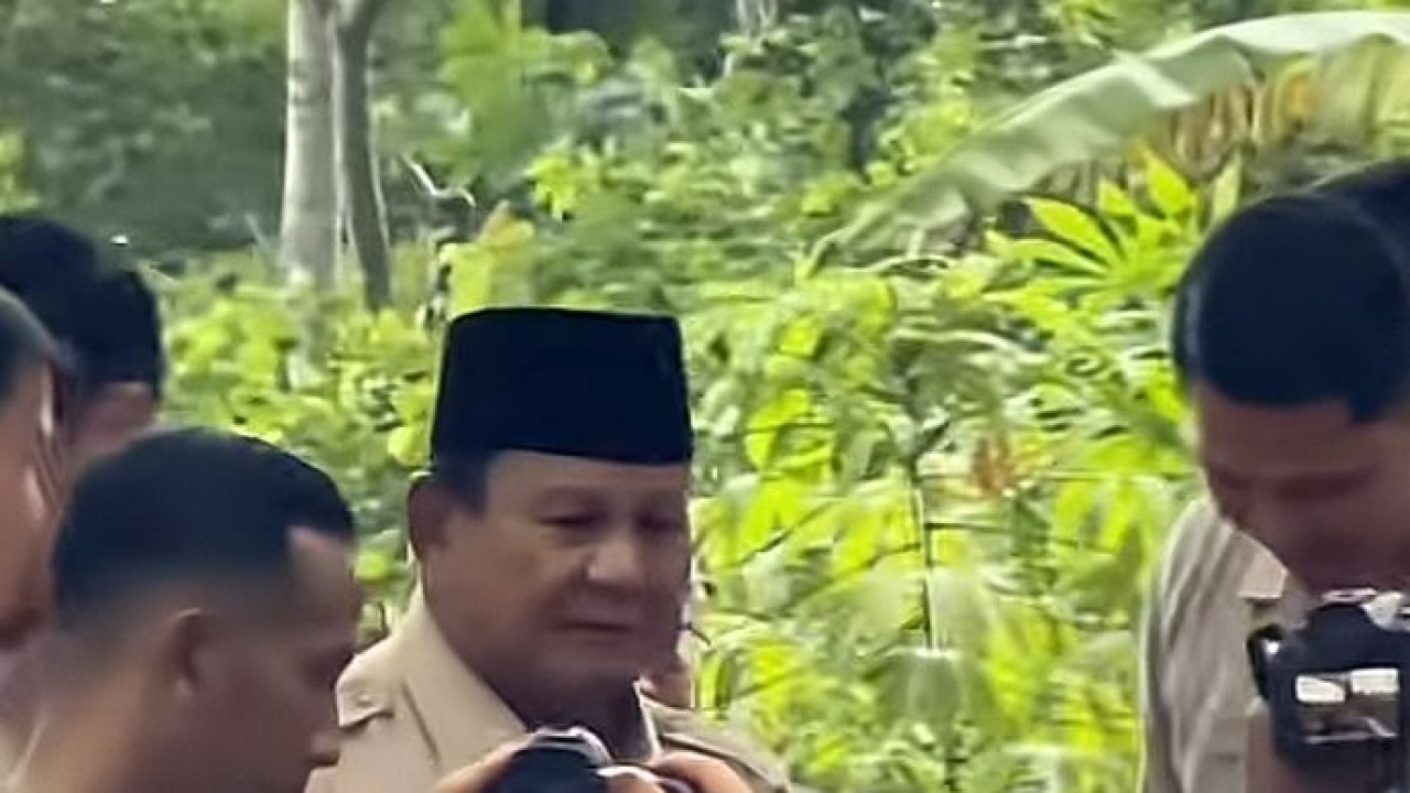 Prabowo menyempatkan diri berziarah ke makam sang kakek, Margono Djojohadikusumo (Tangkapan Layar)