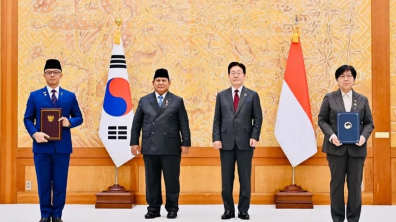 Presiden Prabowo Subianto menyaksikan secara langsung pengumuman dan pertukaran 10 nota kesepahaman (MoU) antara Indonesia dan Korea Selatan dalam kunjungan kenegaraannya di Istana Kepresidenan Korea Selatan, Cheong Wa Dae (Blue House), Seoul, Rabu ( (Antara)