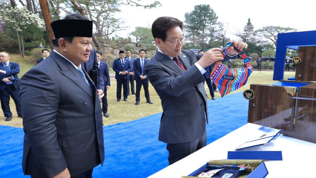 Diplomasi "anabul" ala Presiden Prabowo Subianto menghadiahkan baju untuk anjing Presiden Korea Selatan Lee Jae Myung. (Foto: Dok/Istimewa/Bakom RI)