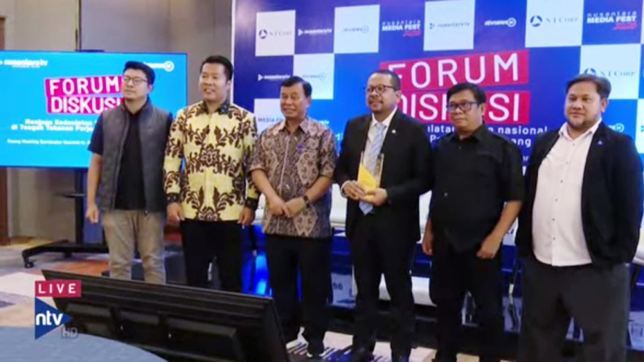 Foto bersama. Dari kiri: Pemred Nusantara TV Abraham Silaban, Dirut Nusantara TV Randy Tampubolon, Preskom NT Corp Nurdin Tampubolon, KSP Muhammad Qodari, Direktur Sales Dede Apriadi dan Pemred NTVNews.id & Nusantaratv.com Ismoko Widjaya. (Tangkap layar Youtube Nusantara TV)