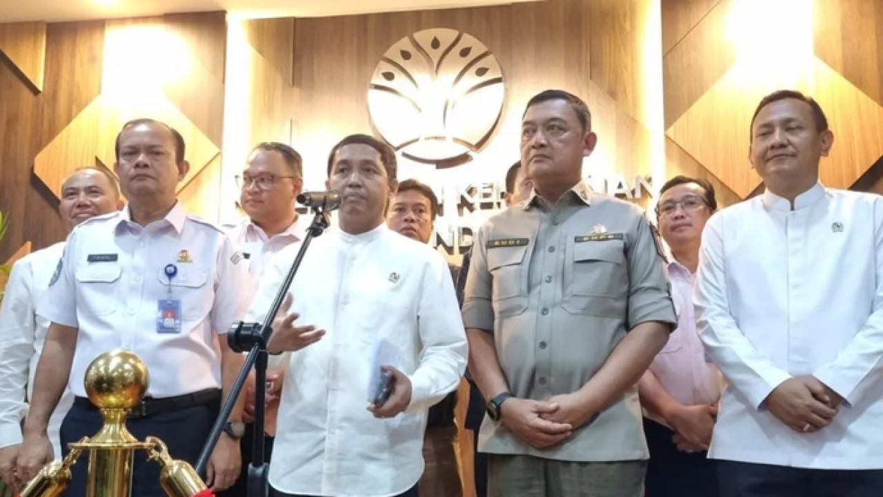 (Ki-ka) Kepala BMKG Teuku Faisal Fathani, Menteri Kehutanan Raja Juli Antoni, Deputi Bidang Penanganan Darurat BNPB Budi Irawan, Wamenhut Rohmat Marzuki dalam konferensi pers rapat koordinasi kebakaran hutan dan lahan, di Jakarta, Senin (6/4/2026). ANTARA/Anita Permata Dewi (Antara)