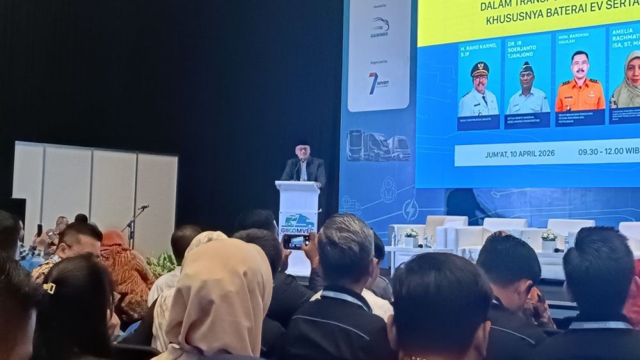 Wakil Gubernur (Wagub) DKI Jakarta Rano Karno yang diwakili Kepala Dinas Penanggulangan Kebakaran dan Pencegahan Provinsi DKI Jakarta, Bayu Meghantara dalam seminar bertajuk "Kepatuhan, Keselamatan, serta Risiko Hukum dalam Transportasi Barang Berbahaya dan Beracun (B3), khususnya Baterai EV serta Tata Cara Penanganannya, yang digelar dalam ajang GIICOMVEC 2026 di JIExpo Kemayoran, Jakarta, Jumat (10/4/2026). (Foto: Adiantoro/NTV)