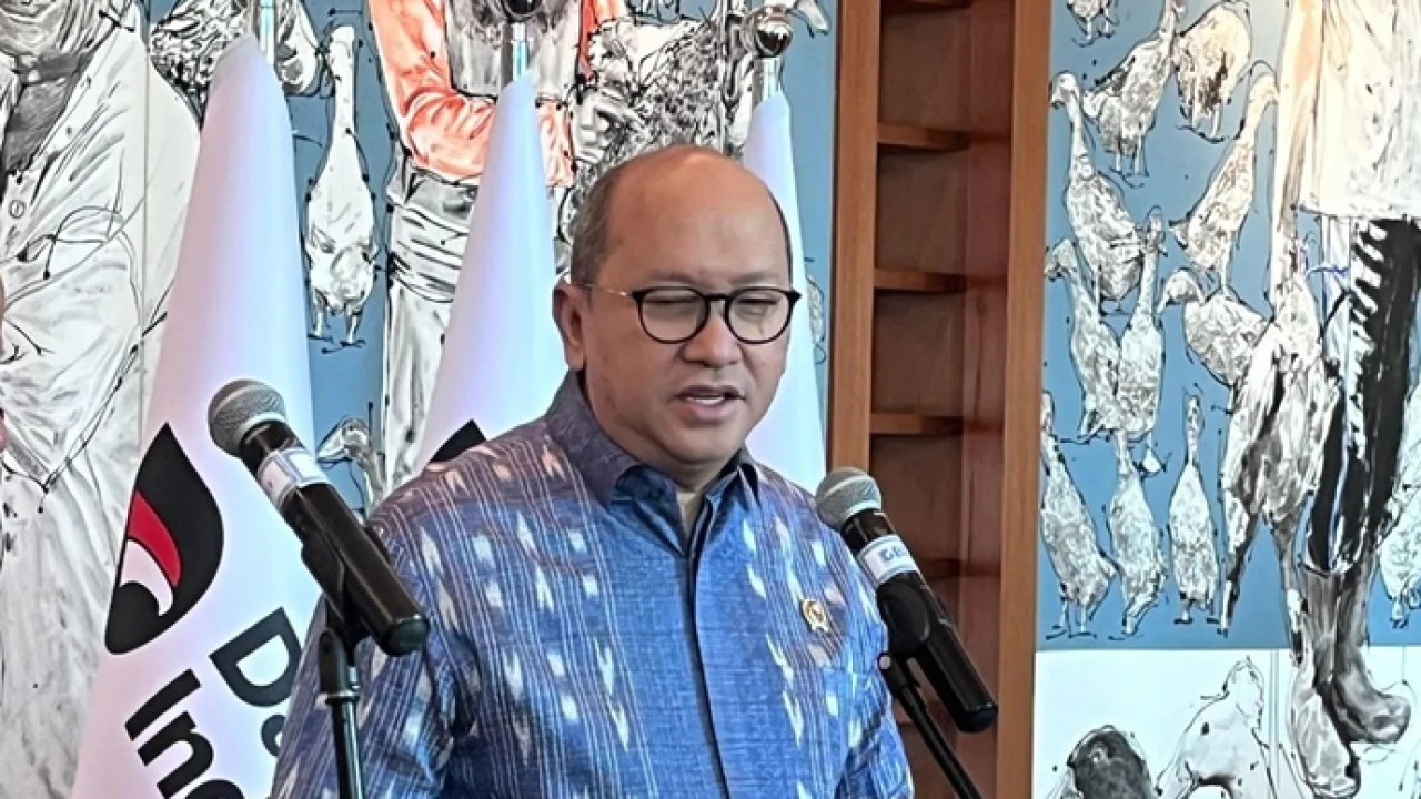 CEO Badan Pengelola Investasi Daya Anagata Nusantara (BPI Danantara) Rosan Roeslani dalam konferensi pers bersama Menteri Lingkungan Hidup Hanif Faisol Nurofiq di Gedung Danantara, Jakarta, Selasa (14/4/2026). ANTARA/ (Muhammad Baqir Idrus Alatas) (Antara)